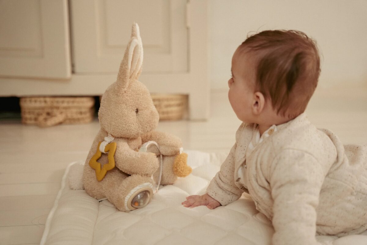 Little Dutch minkštas veiklos žaislas „Baby Bunny“