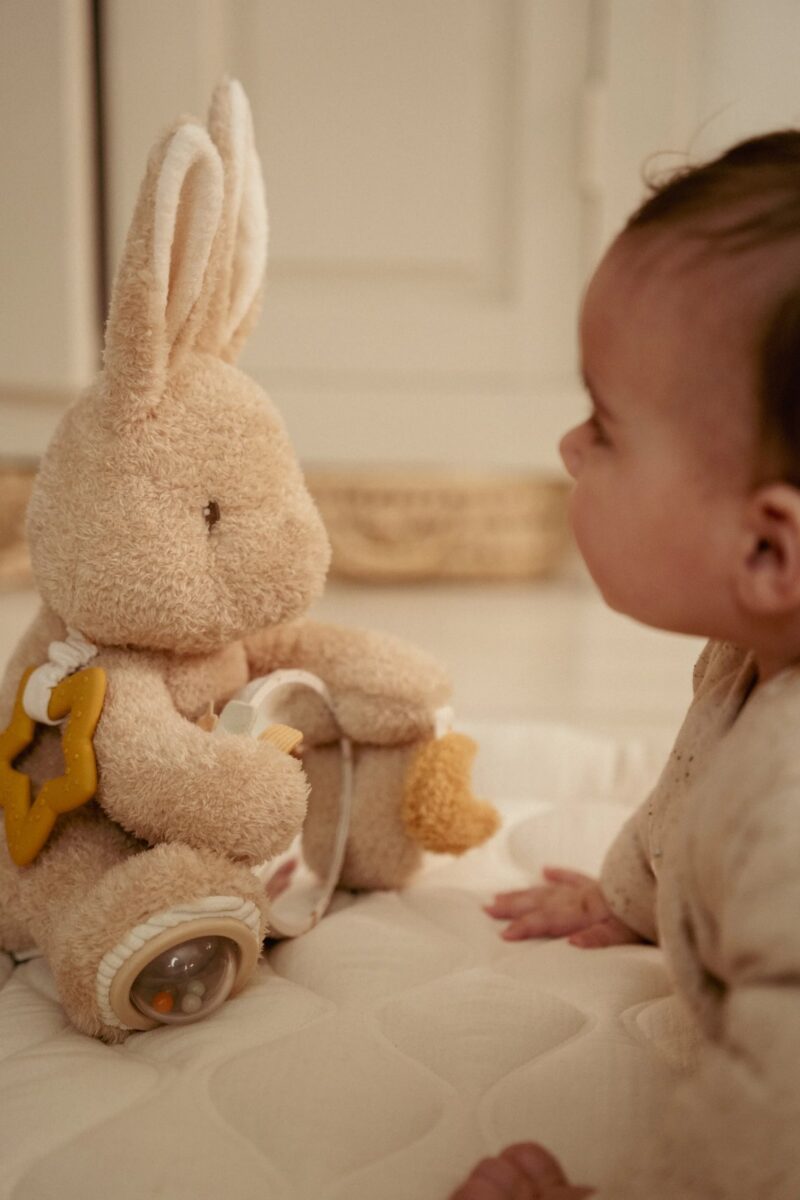 Little Dutch minkštas veiklos žaislas „Baby Bunny“ - TinyStore.lt